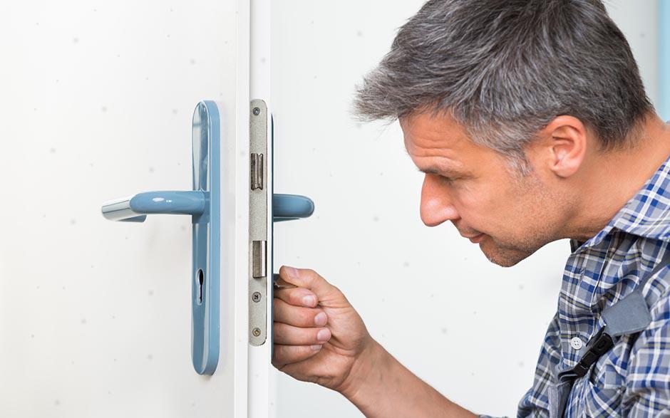 porte claquée serrurier Clairoix